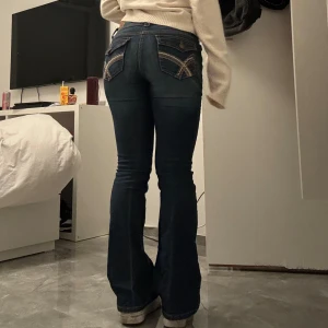 Vintage jeans - Säljer dessa jättefina utsvängda vintage jeansen som passar 34-36🩷 36cm tvärs över midjan och 75cm innerbenslängd🩷