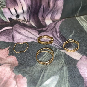 4st Guldringar - • 4 stycken ganska kreativa ringar • Okänd metall • Storleken är ungefär 5cm i omkrets, 16 mm i diameter • Köpta i någon klädaffär någon gång