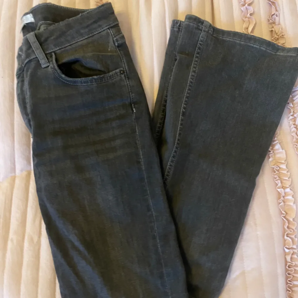 Säljer ett par mörkgrå/svarta low waist bootcut gina young jeans i storlek 164 eftersom de inte längre passar. De är i bra skick! Skriv för föer bilder🫶🏼. Jeans & Byxor.