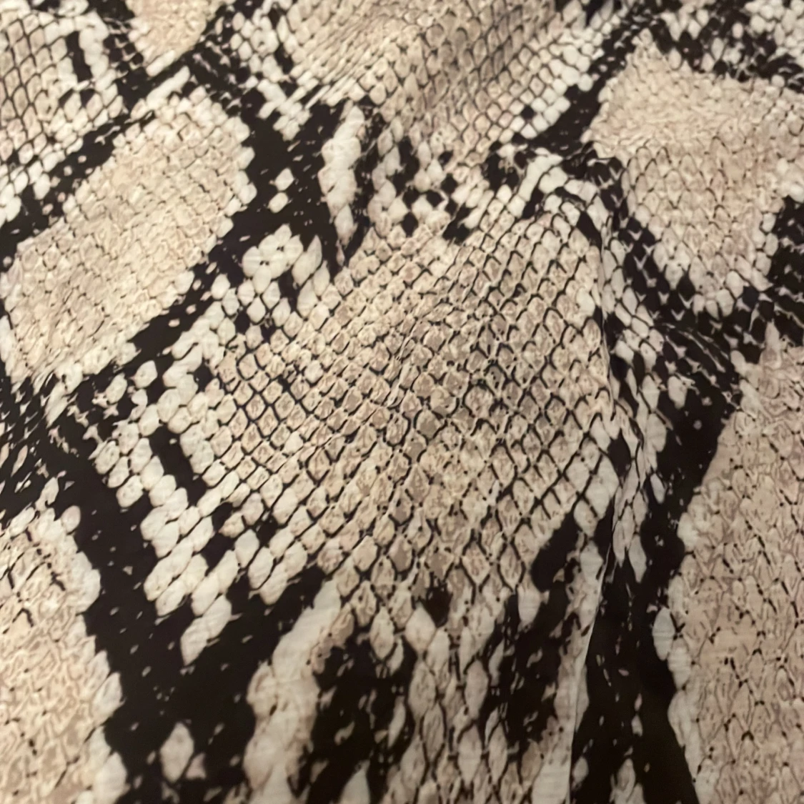 Ormmönstrad klänning från H&M - 90