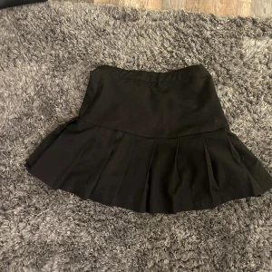 kjol - inte använd någon gång då jag inte tyckte den passade mig, så den är inte trasig någonstans 