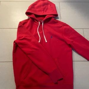 Ralph lauren hoodie  - Ralph lauren hoodie den är i toppen skick, köpte den på Plick för 700 kr och säljer för 550 kr har knappt använt den✅ ställ frågor om du undrar över något💯💯