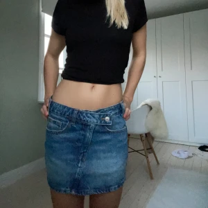 Jeanskjol från zara🥰 - En skit snygg jeanskjol från zara som aldrig är använd❤️❤️Köpte för ungefär en vecka sen o säljer då den inte kommit t användning!🥰