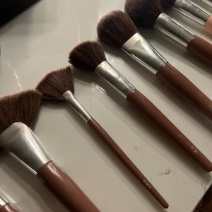Caia sminkborstar - Caia sminkborstar i bra skick. Kom självklart tvättade. Antal 10 styckna. Nytt pris för dessa ligger på 1600 jag säljer alla 10 för 600 då jag fått nya. Vid snabb affär kan priset diskuteras❤️