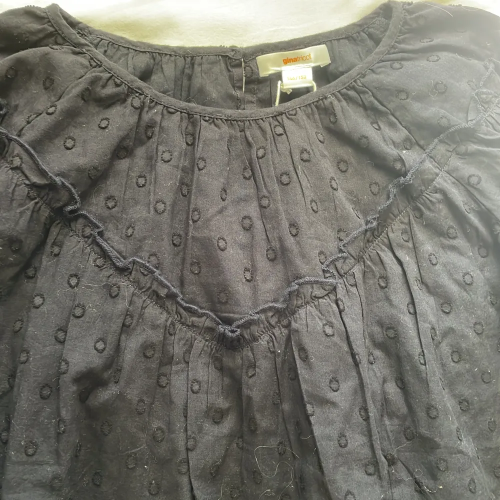 En mörkblå blus från Gina tricot. Aldrig använd. 146-152. Ni kan pruta. . Puserot.