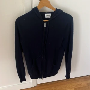 John Henric Blå Zip-hoodie Kasmir -  Säljer en snygg kasmir ziphoodie i toppskick! Jag har tyvärr hunnit växa ur den, så nu får nån annan en chans att ta över den. Först till kvarn som gäller, så tveka inte om du är intresserad. Perfekt tröja till vardagen. Nypris 2500!!!!