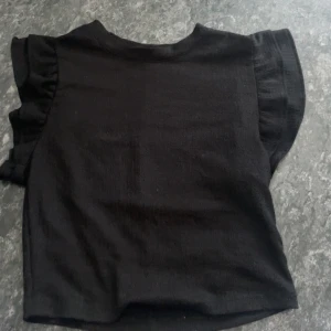 Blå svart tröja med volanger🖤 - Blå svart tröja/topp med volanger🖤 Storlek L men skulle säga att den inte passar L utan XS🖤