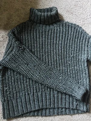 Stickad tröja  - Jätte fin stickad tröja från Gina tricot perfekt nu till hösten! Säljer då den inte kommer till användning 