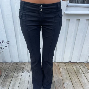 Low rised flared byxor  - Ett par fina jeansliknande byxor ifrån Brandy Melville. Byxornas kvalite är bomull/elastan.   Jag är 1,68 cm och byxorna går ner på mina fötter.