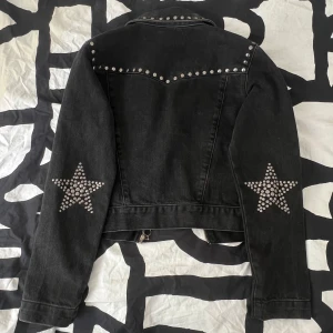 Jeansjacka - Cool jeansjacka från Mango i fint skick💓 tyvärr har en av nitarna på ena ärmen lossnat 