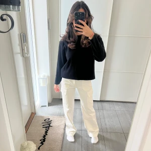 Vita cargo jeans zara  - Säljer mina populära vita cargo jeans från Zara i storleken 32. Säljer de pga att de är lite stora på mig som ni ser på bilden. Passar även någon med S. Bra i längden (jag är 158cm) och är i nyskick! High rise
