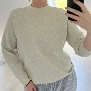 Finstickad tröja - Beige/vit/melerad finstickad tröja från H&M, nästintill oanvänd🤍