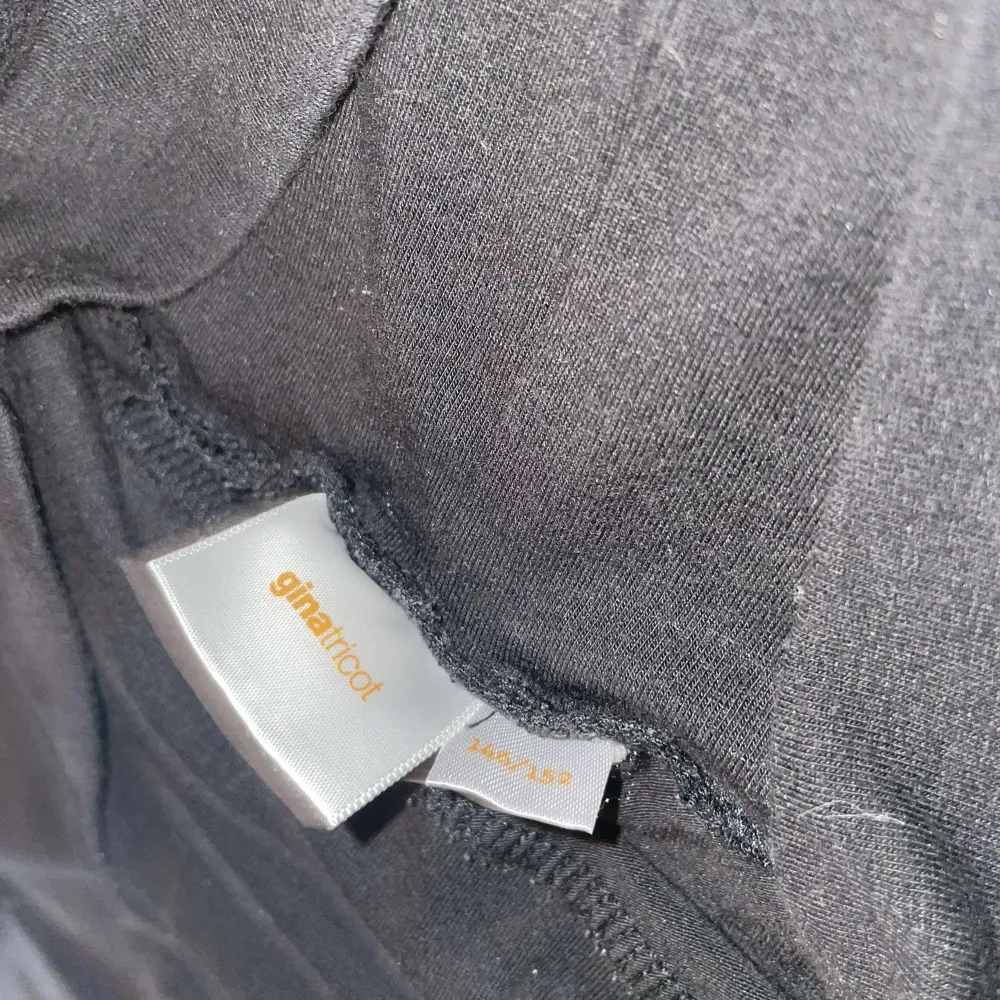 Säljer ett par svarta byxor från Gina Tricot. Dom går att ha både uppvikta eller nedvikta( joggapants) och har en bootcut-stil som ger en snygg siluett. Perfekta för både vardag och fest.. Farkut & Housut.