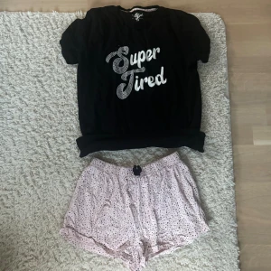 Pyjamasset - Säljer detta supersöta pyjamassettet i stl 170 då det inte kommer till användning, har använt typ två gånger. På lappen står det supertired men vet inte vart jag köpte den. Hör gärna av er om ni har frågor 😊