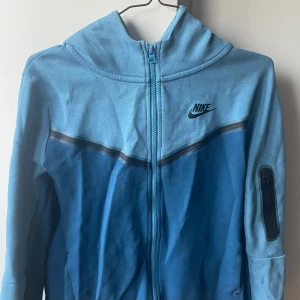 Nike Tech💙 - Nike tech fleece! Sällsynt ljus/mörk blå färg combo💙🩵 Storlek ses på bild 3 (passar från 150 till 170cm!) 🙌Skick 10/10 som ny knappast använd!  Ny pris: 1800kr. 