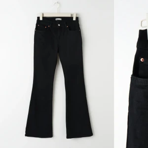Svarta lowwaist jeans - Snygga lowwaist jeans från Gina tricot🥰 Storlek 34 och har använts flitigt men inga defekter märkliga! Original pris: 499 kr Kom privat för fler bilder! (Pris går att diskuteras)