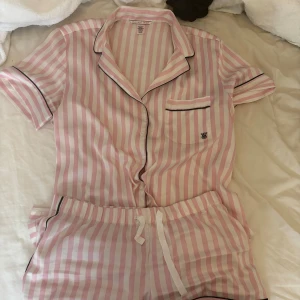 Victoria’s secret pyjamas - Victoria secret VS pyjamas som är jätte trendig. Dessa är fööör små för mig som är en M. Rumpan o låren är för stora😩. Storlek S, inga defekter alls. Ny kostar över 800:-