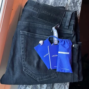 Jacob Cohen jeans  - Jeans med smal passform och låg midja från varumärket Jacob Cohën. Tillverkade för hand i Veneto, Italien, där tvätt samt broderier är gjorda för hand. Orginalgrejer följer med. 5,000kr ny pris. Väldigt bra skick 