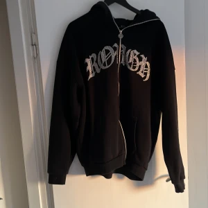 Rhinestone - Säljer min rhinestone hoodie då den inte kommer till användning 