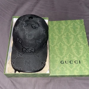 Gucci keps  - Säljer min Gucci keps den är helt oanvänd och box och påse till kepsen medföljer, kan mötas upp i Göteborg 