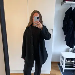 Super snygg svart shacket från H&M. Lite nopprig men nästan bara på armarna, sparsamt använd super bra till hösten, storlek XS men sitter som en M 🍂