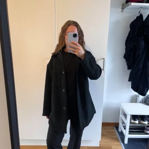Shacket Jacka Oversized H&M - Super snygg svart shacket från H&M. Lite nopprig men nästan bara på armarna, sparsamt använd super bra till hösten, storlek XS men sitter som en M 🍂