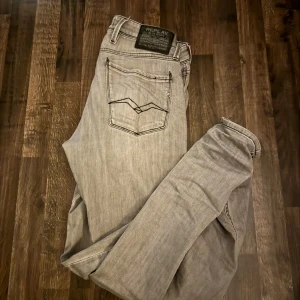 Replay anbass jeans  - Säljer ett par riktigt snygga Replay anbass Jeans storleken på jeansen är 30/30 bra skick 8/10 hör av dig om du har några frågor eller funderingar! Pris kan diskuteras vid snabb affär!🤝