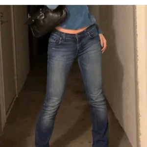 Lågmidjade jeans - Super fina lågmidjade jeans med utsvängda ben som passar Xs/S. Jag är 165 och dem passar mig perfekt. Knappt använda, i jättefin skick. Skriv för fler bilder 💞