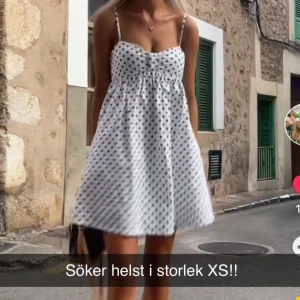 Prickig klänning Zara - SÖKER denna så så fina prickiga klänningen från Zara helst i storlek XS 💛  