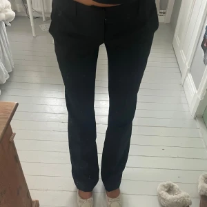 Kostymbyxor med låg midja - Säjer mina sinnes sjukt snygga kostym byxor, då jag tycker dom har blivit förstora. Låga i midjan och extra långa i benen, modell Vera tall från bik bok. Inga defekter och sparsamt använda!💗 köptes för 500kr