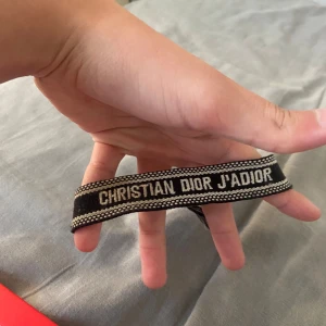 Dior armband - 6/10 kvalite rofsarna har tappat lite hår och den är använd därför säljer jag så billigt tycker det är rimligt pris men det kan alltid diskuteras!
