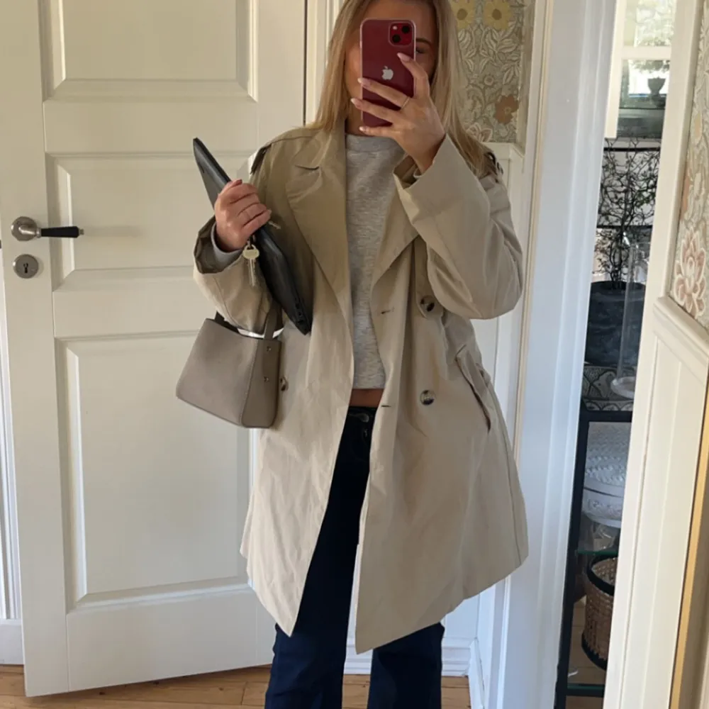 Säljer min snygga trenchcoat från zara, den är köpt från barnavdelningen men sitter som en xs/s💞 skriv vid fler bilder eller frågor✨. Jackor.