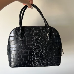 Väska - Så fin och rymlig väska från Nelly! Lång band ingår också. Använd fåtal gånger. 🖤