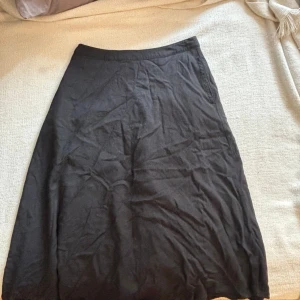 Svart långkjol - För liten på mig tyvärr, storlek XS. Köparen står för frakten!🖤