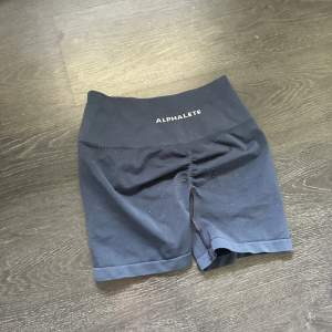 Träningsshorts från alphalete i storlek s som säljs på grund av att de är för små.  De är i använt skick men fortfarande med bra kvalite! 