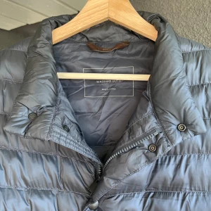 Massimo Dutti Väst - Säljer denna snygga väst då den är för stor för mig. Finns inte att köpa någonstans! Skriv om du har fler frågor! Pris går att diskutera!