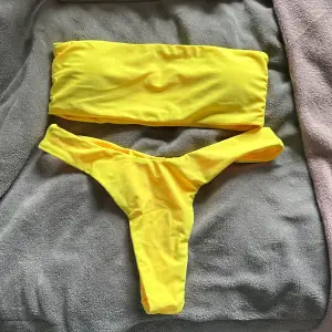 Gul bikini från Shein i storlek S. Underdelen är precis som en S men överdelen är något tajt, den skulle kunna funka som en XS. Aldrig använd. 