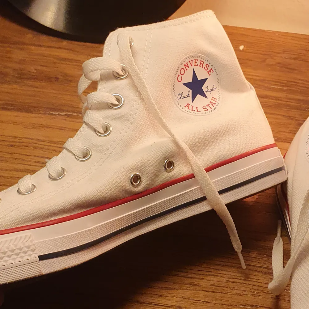 Säljer ett par vita converse som endast är använda en dag. Storlek 42. Skor.