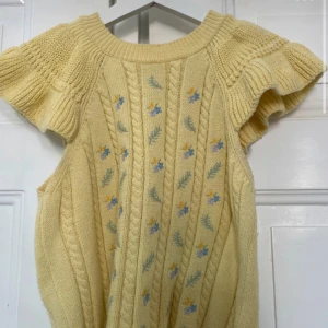 Topp Zara - Söt topp från Zara. Köpt 2020 men aldrig använd. Söta broderade blommor på en gul blus. Storlek M men passaar även S.