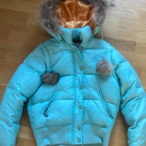 Rocawear jacka  - Säljer min sjukt snygga jacka då den inte kommer till användning längre, ärmarna har dragkedjor så den går att göra om till en väst, den är i bra skick.  Priset går att diskutera.
