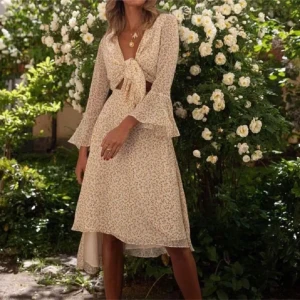 Adoore  - Jättefin adoore klänning som är helst slutsåld! Använd ett fåtal gånger💛🌼 vit med gula blommor 