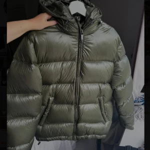 Zara dunjacka - Lyxig och snygg dunjacka från Zara! Använd fåtal gånger så mycket bra skick! Köpt för 1,395kr 