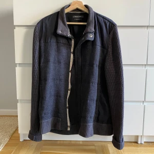Merinoull Cardigan Jacka från Marc O Polo - Perfekt för hösten och vintern, har använts en del men har mycket kvar att ge. XL på lappen men passar mer som ett L/större M.