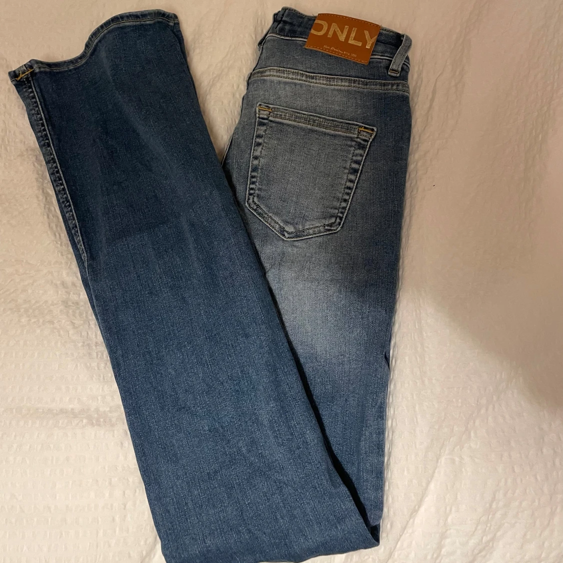 Blå bootcut jeans från ONLY