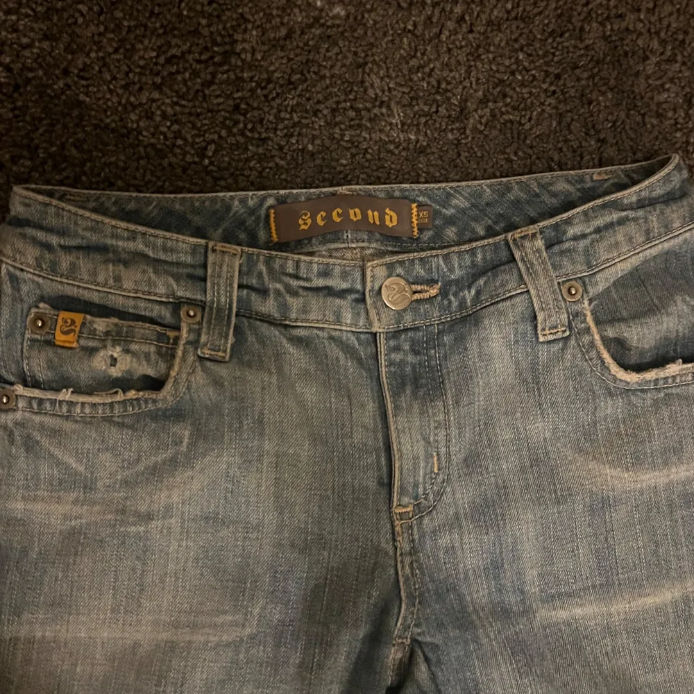 Säljer ett par snygga ljus blå jeans från Second i storlek XS. De är bootcut❤️Pris kan diskuteras🔥Kanterna på jeansen längst ner har vikt sig så kan behövas strykas, kolla sista bilden för referens❤️Midja rakt över: ca 34 Innerbenslängd: ca 76. Jeans & Byxor.