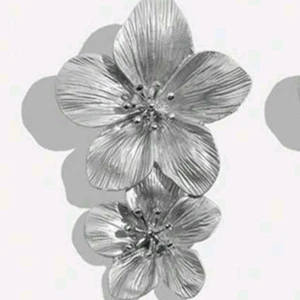 Silvriga blomörhängen - Rostfritt stål,  helt nya ❌️TRYCK INTE PÅ KÖP❌️ skriv innan,pris kan diskuteras