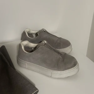 Grå sneakers från Eytys - Säljer nu mina snygga grå sneakers från Eytys i modellen Doja då de är för små. Skorna är perfekta för en casual look och passar till det mesta i garderoben. Skorna är i mycket bra skick men bra att veta är att de är små i modellen. Nypris 2099kr (se stista bilden)