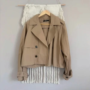 Beige trenchcoat från Gina Tricot - Använd fåtal gånger och är i välldigt bra skick💕storlek L men sitter som en m