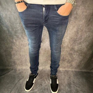 REPLAY ANBASS JEANS  - // Replay anbass jeans | Storlek W29/L32 | Nypris runt 1800kr | Kontakta för fler frågor eller funderingar // Deluxecloset 