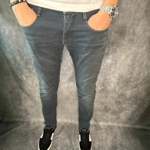 REPLAY ANBASS JEANS  - // Replay anbass jeans | Storlek W32/L32 | Nypris runt 1800kr | Kontakta för fler frågor eller funderingar // Deluxecloset 